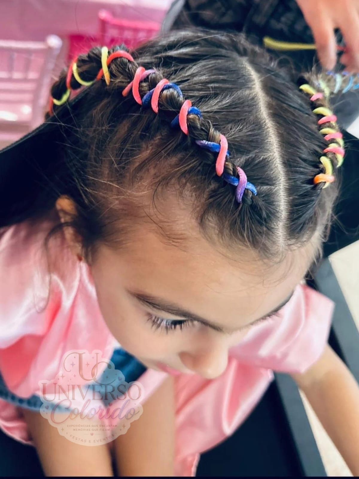 penteado fashion hair com tranças e fios coloridos entrelaçados
