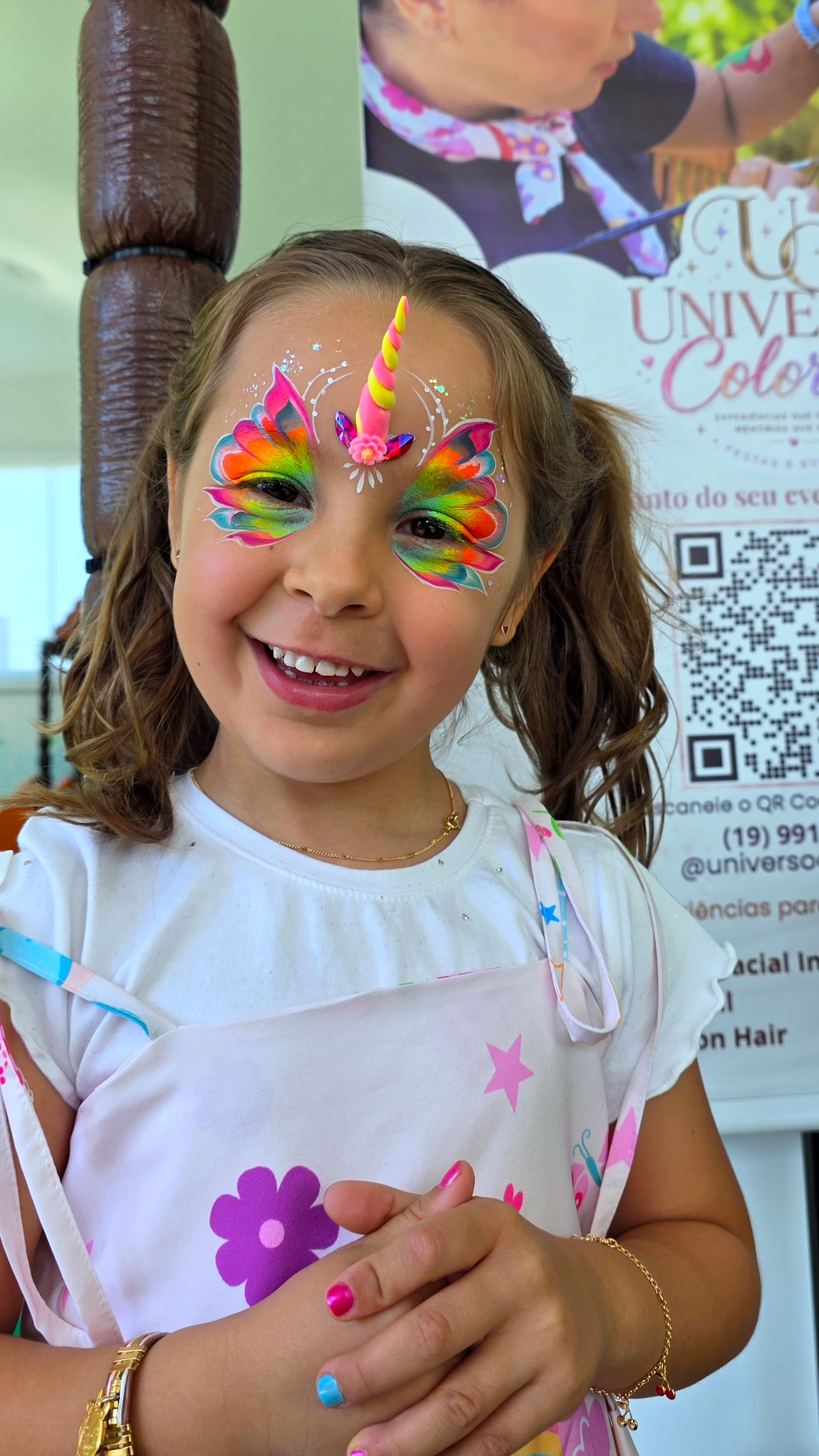 Pintura facial de unicórnio em festa infantil