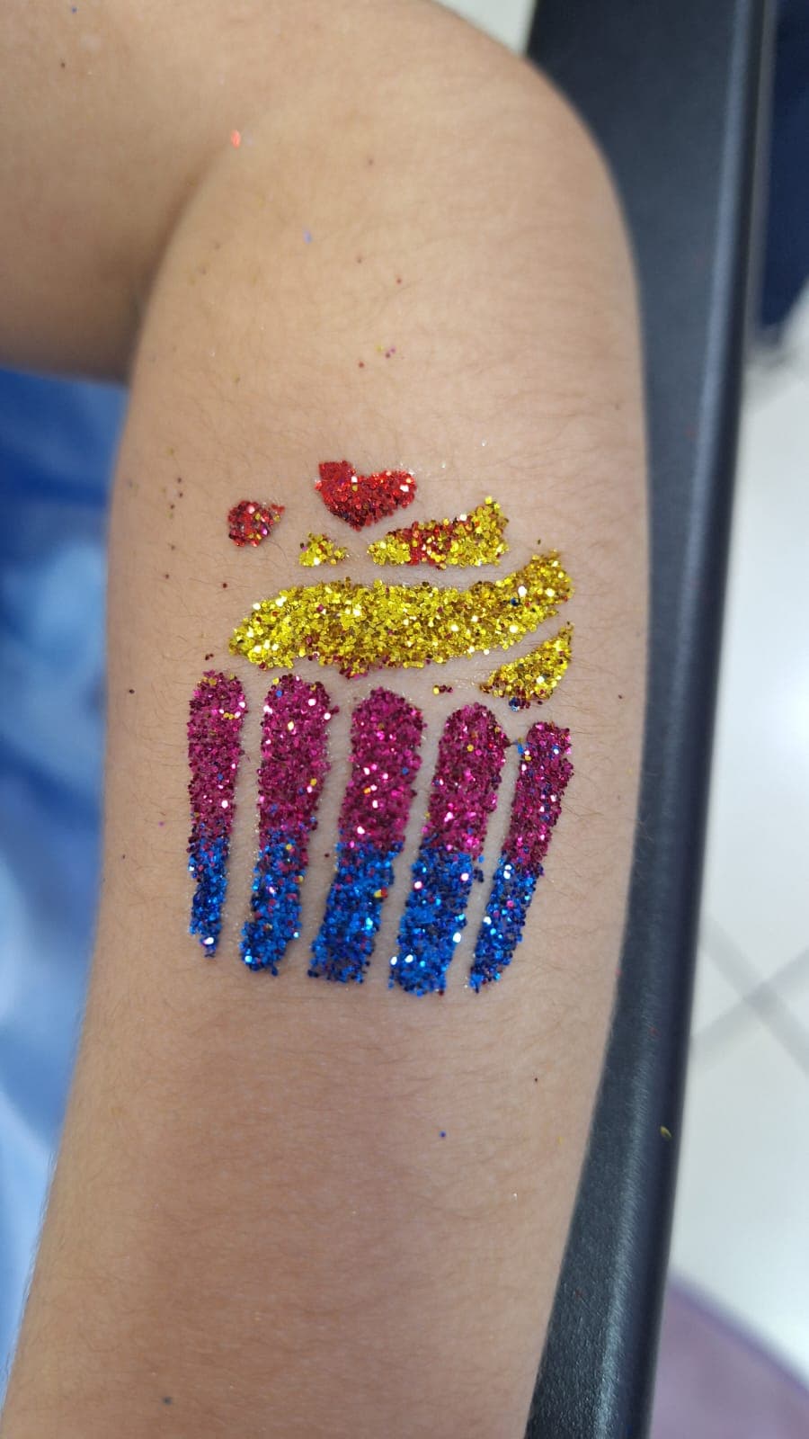 Tatuagem de glitter em formato de cupcake