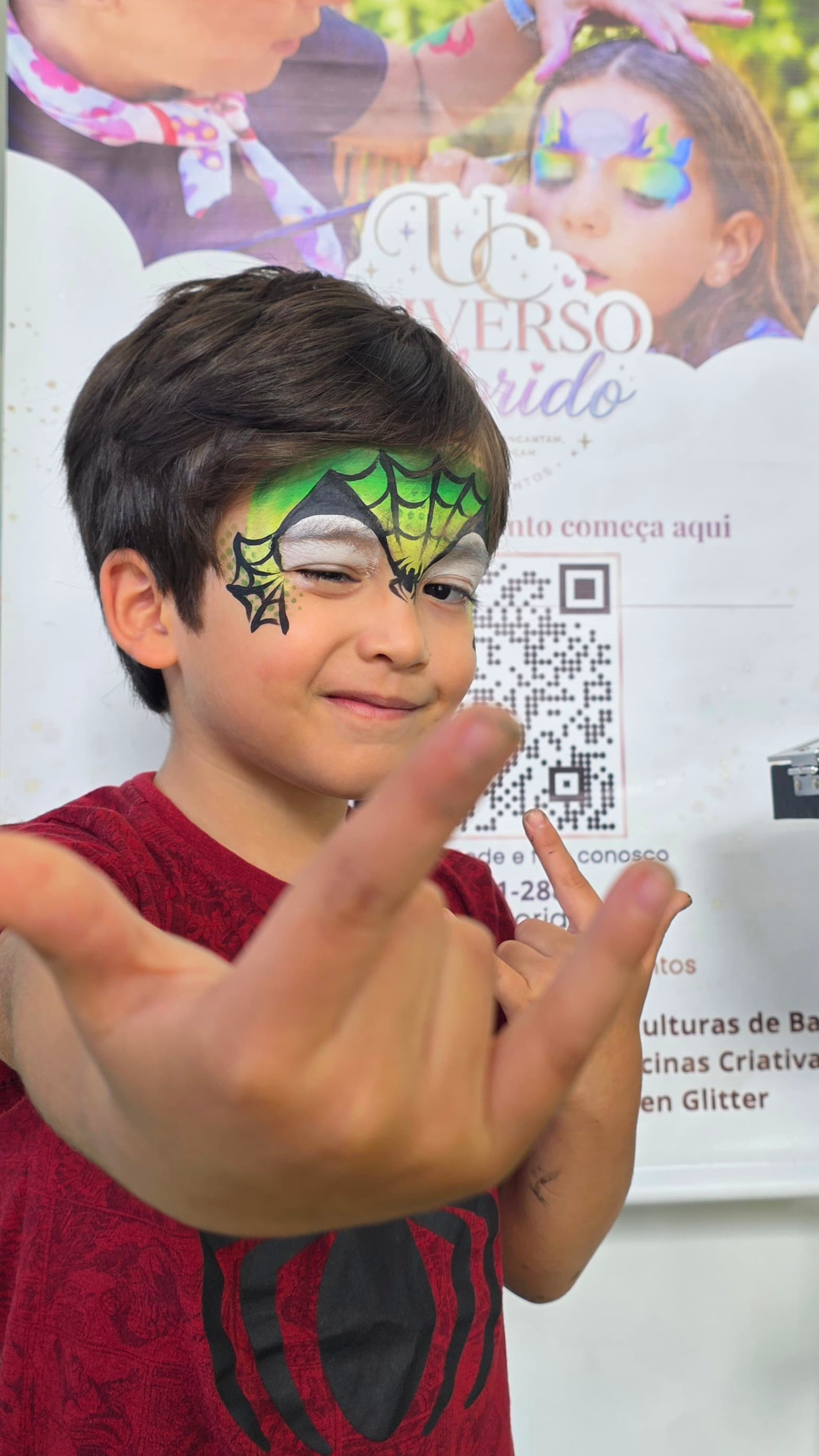 Menino com pintura facial do Homem Aranha