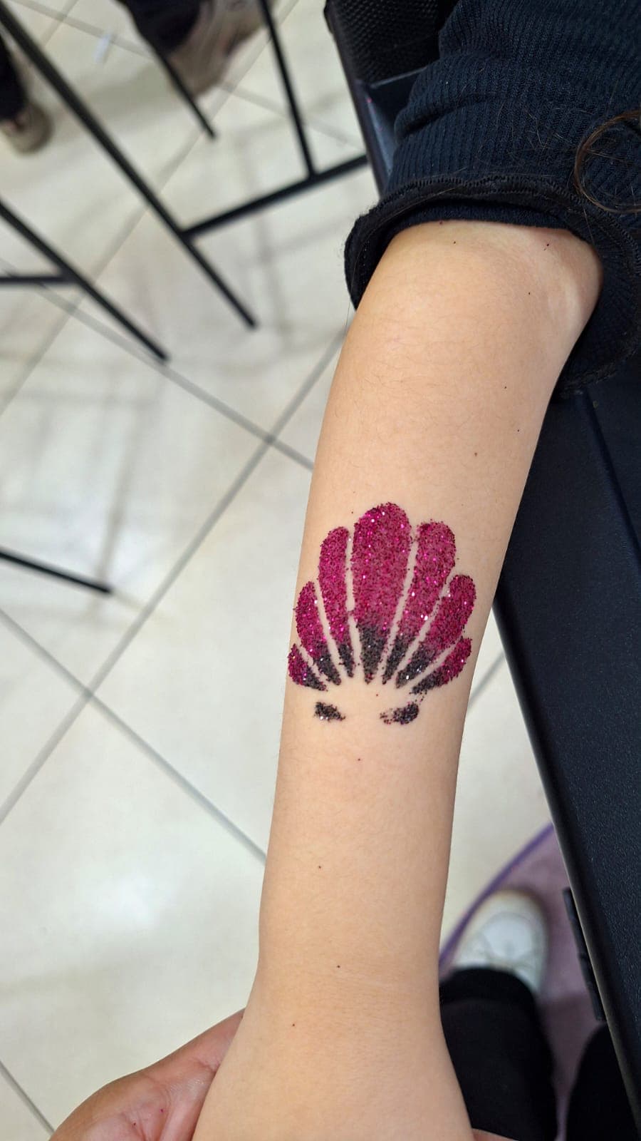 Tatuagem de glitter em formato de concha